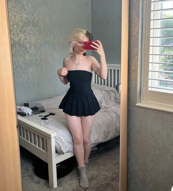Full leaked Emzeeni private onlyfans photo