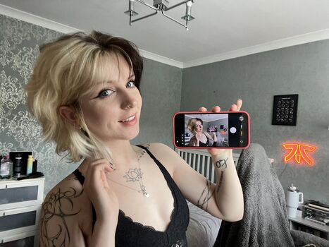 Full leaked Emzeeni private onlyfans photo