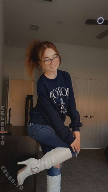 Full leaked Lyssaurora private onlyfans photo