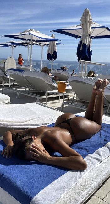 Full leaked Ouksi private onlyfans photo